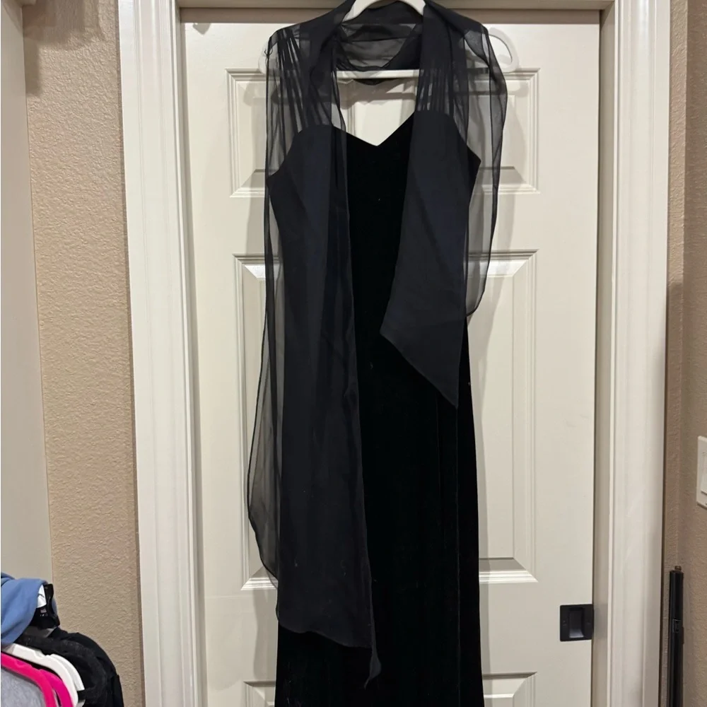 Vintage Chic Black Velvet Maxi Dress w Sheer the Shoulder Scarf. AlmostThyme - Picture 7 of 7